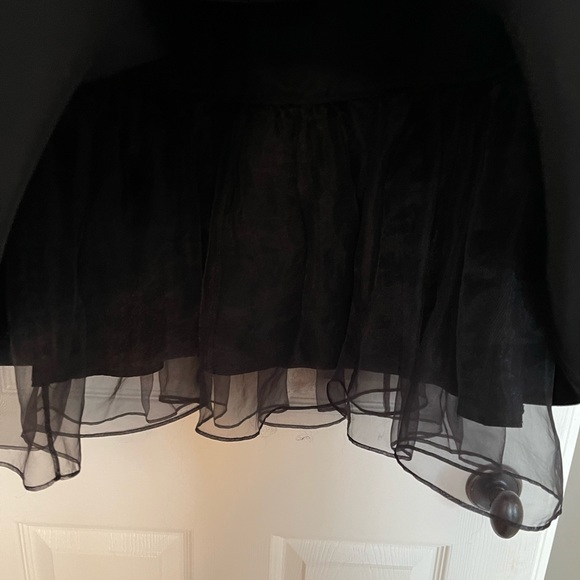 Black taffeta skirt with built in crinoline. Size 6 - Picture 3 of 4
